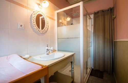 Ryes Bed & Breakfast | Bed and Breakfast 'Chambre Romance' with Private Terrace, Wi-Fi and Air Conditioning