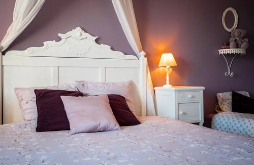 Ryes Bed & Breakfast | Bed and Breakfast 'Chambre Romantique' with Shared Terrace, Wi-Fi and Air Conditioning