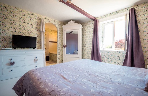 Ryes Bed & Breakfast | Bed and Breakfast 'Chambre Romantique' with Shared Terrace, Wi-Fi and Air Conditioning