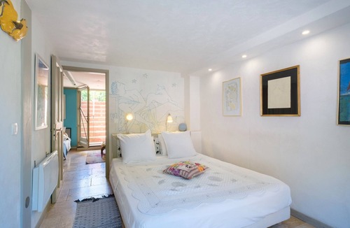 Menton Bed & Breakfast | Bed and Breakfast 'Cocteau' with Shared Terrace, Wi-Fi and Air Conditioning