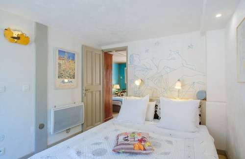 Menton Bed & Breakfast | Bed and Breakfast 'Cocteau' with Shared Terrace, Wi-Fi and Air Conditioning