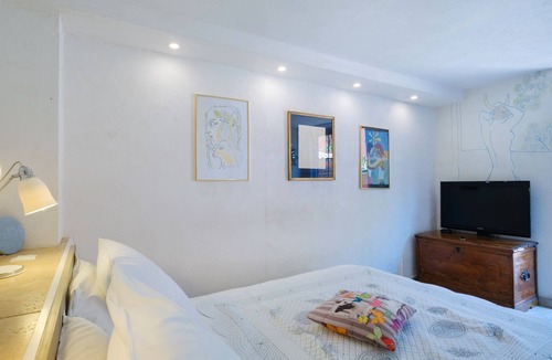 Menton Bed & Breakfast | Bed and Breakfast 'Cocteau' with Shared Terrace, Wi-Fi and Air Conditioning