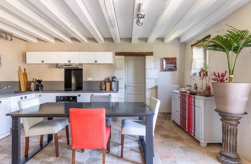 Tavant Bed & Breakfast | Bed and Breakfast 'Destination Paisibleue' with Shared Terrace, Shared Garden and Wi-Fi