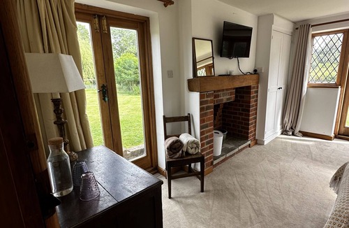 Godalming Bed & Breakfast | Bed and Breakfast Dunsfold