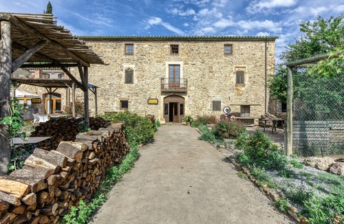 Serra de Daro Apartment | Bed and Breakfast 'Ullastret' with Shared Pool, Wi-Fi and Air Conditioning