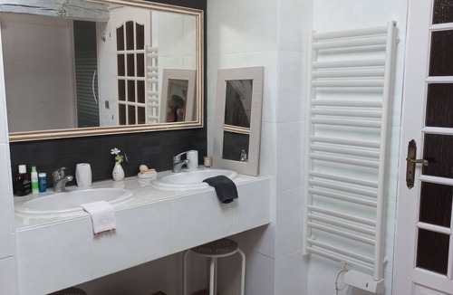 Concourson-sur-Layon Bed & Breakfast | Bed and Breakfast 'Les Hirondelles' with Private Terrace, Shared Garden and Wi-Fi
