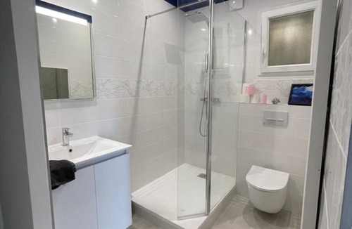 Saint-Christol Bed & Breakfast | Bed and Breakfast '285 Antredeux' with Shared Pool, Shared Garden and Air Conditioning