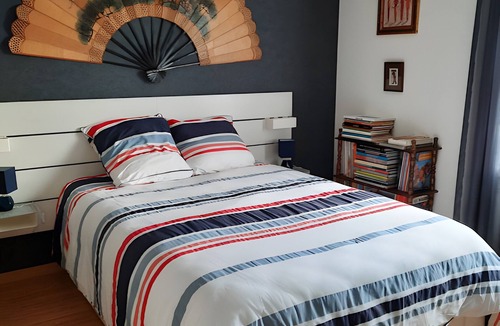 Saint-Avertin Bed & Breakfast | Bed and Breakfast 'Chambre Bleue' with Shared Terrace, Shared Garden and Wi-Fi