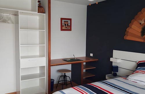 Saint-Avertin Bed & Breakfast | Bed and Breakfast 'Chambre Bleue' with Shared Terrace, Shared Garden and Wi-Fi