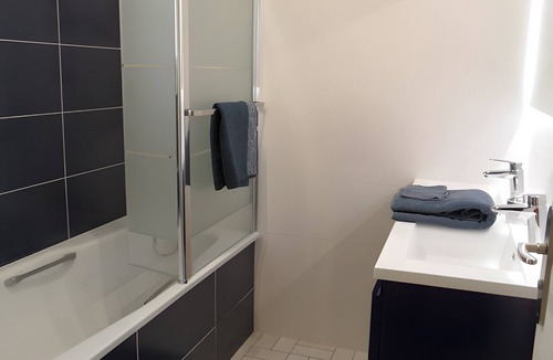 Saint-Avertin Bed & Breakfast | Bed and Breakfast 'Chambre Bleue' with Shared Terrace, Shared Garden and Wi-Fi