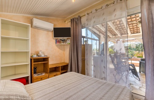Saint-Drezery Bed & Breakfast | Bed and Breakfast 'Chez Gaston' with Private Pool, Wi-Fi and Air Conditioning