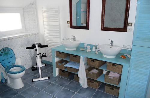 Saint-Guinoux Bed & Breakfast | Bed and Breakfast 'La Suite' with Shared Pool, Shared Terrace and Wi-Fi