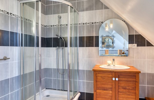 Saint-Leonard Bed & Breakfast | Bed and Breakfast 'Chambre La Mer' with Wi-Fi