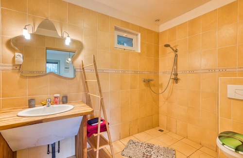 Saint-Leonard Bed & Breakfast | Bed and Breakfast 'Chambre La Plage' with Shared Garden and Wi-Fi