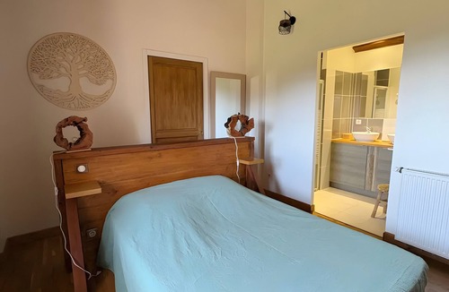 Saint-Julien-Labrousse Bed & Breakfast | Bed and Breakfast 'Framboise' with Shared Terrace, Shared Garden and Wi-Fi