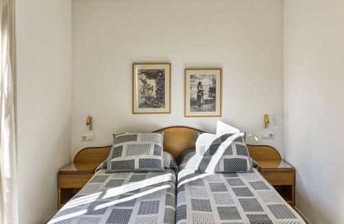 Figueres Bed & Breakfast | Bed and Breakfast 'Habitació Familiar' with Balcony, Wi-Fi, and Air Conditioning