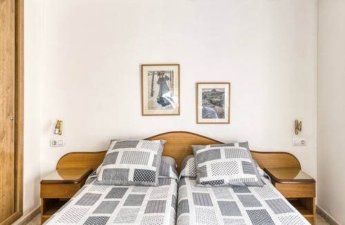 Figueres Bed & Breakfast | Bed and Breakfast 'Habitació Familiar' with Balcony, Wi-Fi, and Air Conditioning