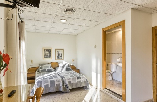 Figueres Bed & Breakfast | Bed and Breakfast 'Habitació Familiar' with Balcony, Wi-Fi, and Air Conditioning