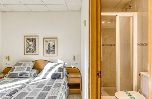 Figueres Bed & Breakfast | Bed and Breakfast 'Habitació Familiar' with Balcony, Wi-Fi, and Air Conditioning
