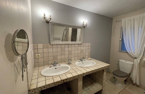 Caderousse Bed & Breakfast | Bed and breakfast in a large Provencal farmhouse