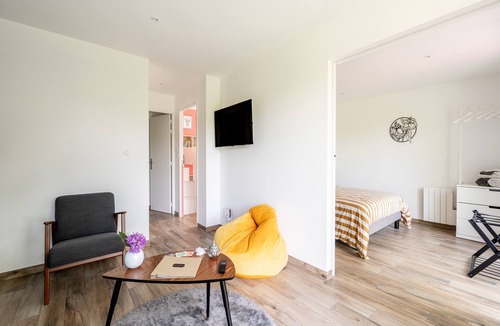 Malville Bed & Breakfast | Bed and Breakfast 'Kerwall - Chambres Familiales' with Shared Pool, Private Terrace and Wi-Fi