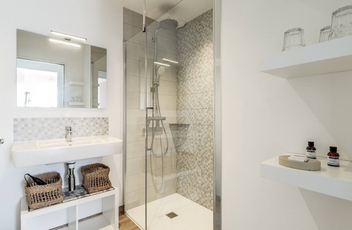 Malville Bed & Breakfast | Bed and Breakfast 'Kerwall - Chambres Familiales' with Shared Pool, Private Terrace and Wi-Fi