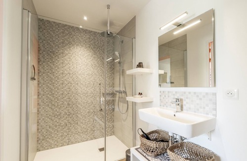 Malville Bed & Breakfast | Bed and Breakfast 'Kerwall - Chambre Double' with Shared Pool, Private Terrace and Wi-Fi