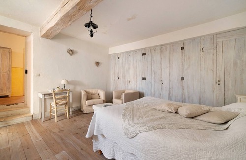 Rieucros Bed & Breakfast | Bed and Breakfast 'L'Étable' with Shared Terrace, Shared Garden and Wi-Fi