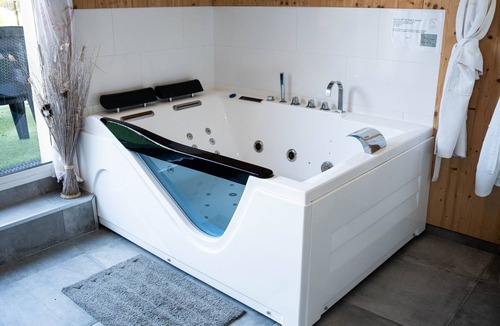 Saint-Savin Bed & Breakfast | Bed and Breakfast 'Loft Bois' with Shared Terrace, Wi-Fi and Air Conditioning