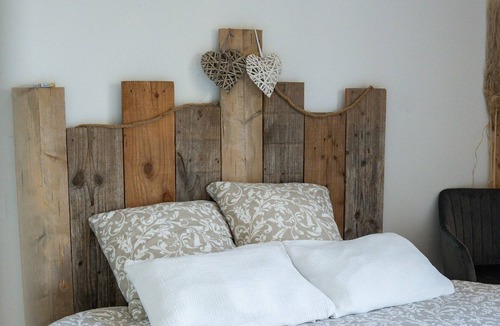 Saint-Savin Bed & Breakfast | Bed and Breakfast 'Loft Bois' with Shared Terrace, Wi-Fi and Air Conditioning