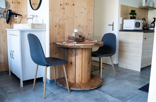 Saint-Savin Bed & Breakfast | Bed and Breakfast 'Loft Bois' with Shared Terrace, Wi-Fi and Air Conditioning