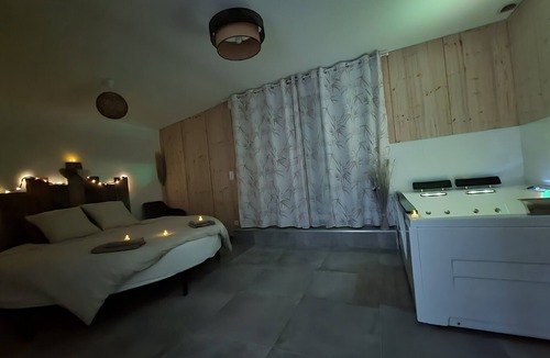 Saint-Savin Bed & Breakfast | Bed and Breakfast 'Loft Bois' with Shared Terrace, Wi-Fi and Air Conditioning