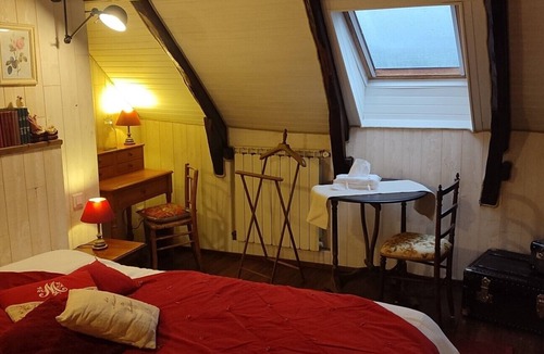 Enguiales Bed & Breakfast | Bed and Breakfast 'La Chambre Des Fleurs' with Shared Pool, Private Terrace and Wi-Fi