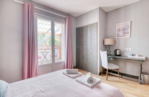 Le Fraysse Bed & Breakfast | Bed and Breakfast 'La Des Lys' with Shared Pool, Shared Garden and Wi-Fi