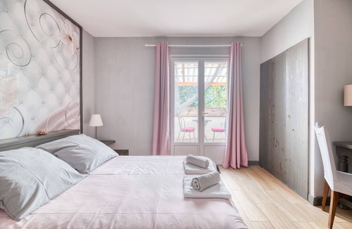 Le Fraysse Bed & Breakfast | Bed and Breakfast 'La Des Lys' with Shared Pool, Shared Garden and Wi-Fi