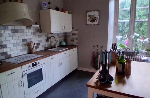 Moissannes Bed & Breakfast | Bed and Breakfast 'La Chambre Du Rouge-gorge' with Shared Pool, Private Terrace and Wi-Fi
