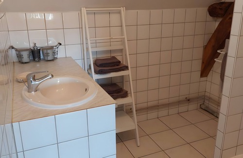 Rigny-Usse Bed & Breakfast | Bed and Breakfast 'Les Prés Hauts' with Shared Garden and Wi-Fi