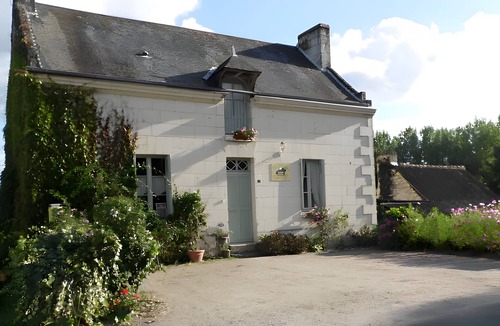 Rigny-Usse Bed & Breakfast | Bed and Breakfast 'Les Prés Hauts' with Shared Garden and Wi-Fi
