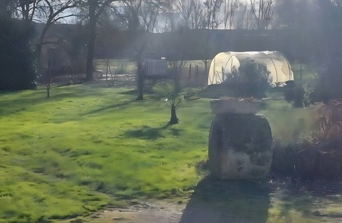 Rigny-Usse Bed & Breakfast | Bed and Breakfast 'Les Prés Hauts' with Shared Garden and Wi-Fi
