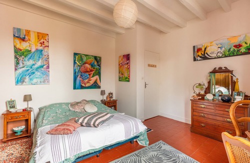 Chedigny Bed & Breakfast | Bed and Breakfast 'Le Jardin Pictural De Garance' with Shared Garden and Wi-Fi