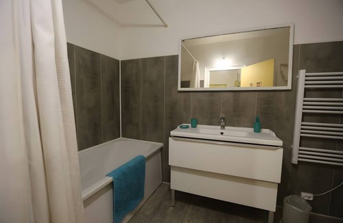 Les Cinq Avenues Bed & Breakfast | Bed and Breakfast 'Les Citronniers - Bibliothèque' with Shared Terrace, Wi-Fi and Air Conditioning