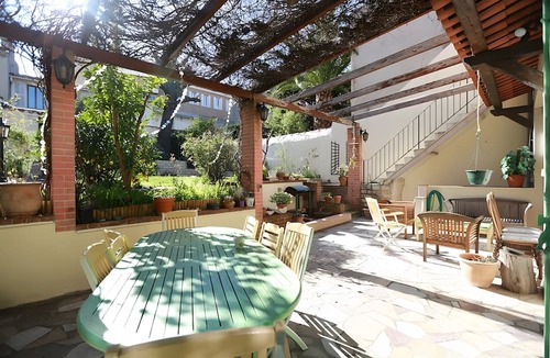 Les Cinq Avenues Bed & Breakfast | Bed and Breakfast 'Les Citronniers - Bibliothèque' with Shared Terrace, Wi-Fi and Air Conditioning