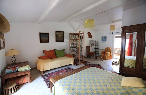 Les Cinq Avenues Bed & Breakfast | Bed and Breakfast 'Les Citronniers - Chapeaux' with Shared Terrace, Wi-Fi and Air Conditioning