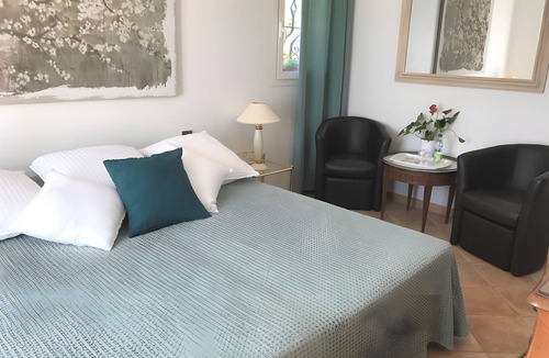 Le Rouret Bed & Breakfast | Bed and Breakfast 'Li Estella' with Shared Terrace, Wi-Fi and Air Conditioning