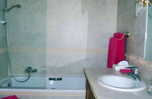 Le Rouret Bed & Breakfast | Bed and Breakfast 'Li Estella' with Shared Terrace, Wi-Fi and Air Conditioning