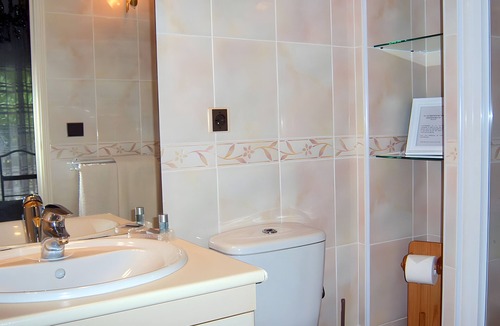 Le Rouret Bed & Breakfast | Bed and Breakfast 'Li Estella' with Shared Terrace, Wi-Fi and Air Conditioning