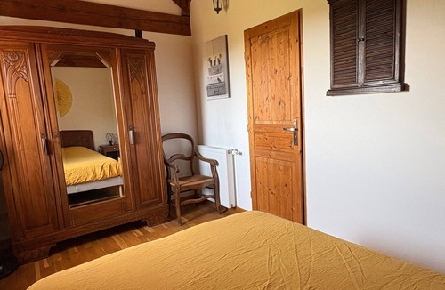 Saint-Julien-Labrousse Bed & Breakfast | Bed and Breakfast 'Myrtille' with Shared Terrace, Shared Garden and Wi-Fi