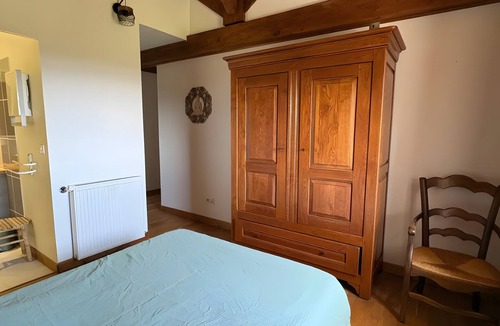 Saint-Julien-Labrousse Bed & Breakfast | Bed and Breakfast 'Myrtille' with Shared Terrace, Shared Garden and Wi-Fi