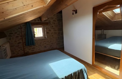Saint-Julien-Labrousse Bed & Breakfast | Bed and Breakfast 'Myrtille' with Shared Terrace, Shared Garden and Wi-Fi