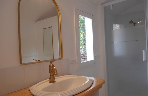 Arlanc Bed & Breakfast | Bed and breakfast: "Suite cabane Roulotte" in the heart of the vegetable garden, breakfast included.